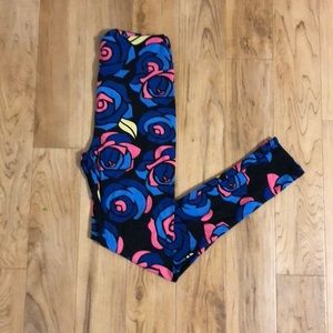 ✨NWT✨ Disney Beauty and Beast Roses OS leggings